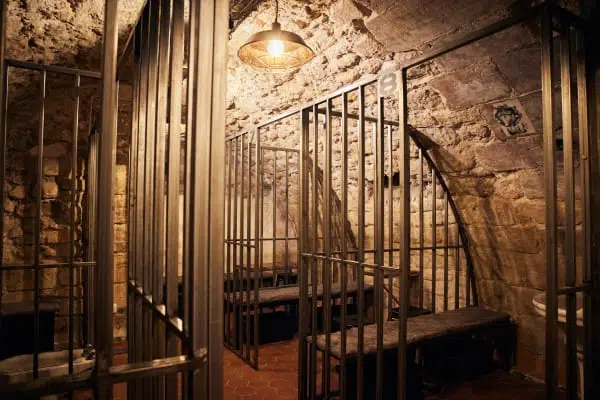 Cellule prison pour team building bar à cocktail paris