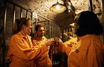 Prisonniers buvant un cocktail bar paris