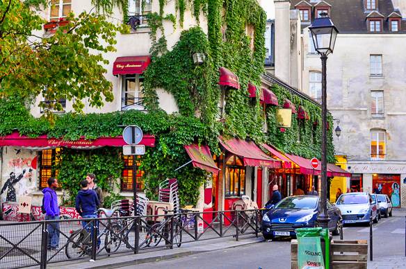 Venez découvrir nos bonnes adresses pour fêter le printemps dans le marais. Avec les premiers rayons de soleil qui s’installent durablement au-dessus de Paris, la capitale retrouve peu à peu son effervescence printanière. Les terrasses se remplissent, les parcs s’éveillent, et une douce lumière vient sublimer les façades haussmanniennes. Après les mois d’hiver, souvent gris et pressés, le retour des beaux jours insuffle une énergie nouvelle : on ralentit le rythme, on flâne davantage, et chaque coin de rue devient une invitation à profiter de l’instant.